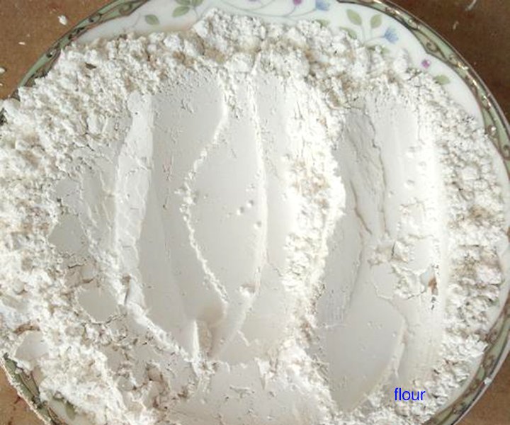 Vibrating screen for flour sifters