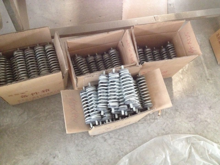 What are the accessories used for the vibrating screen?